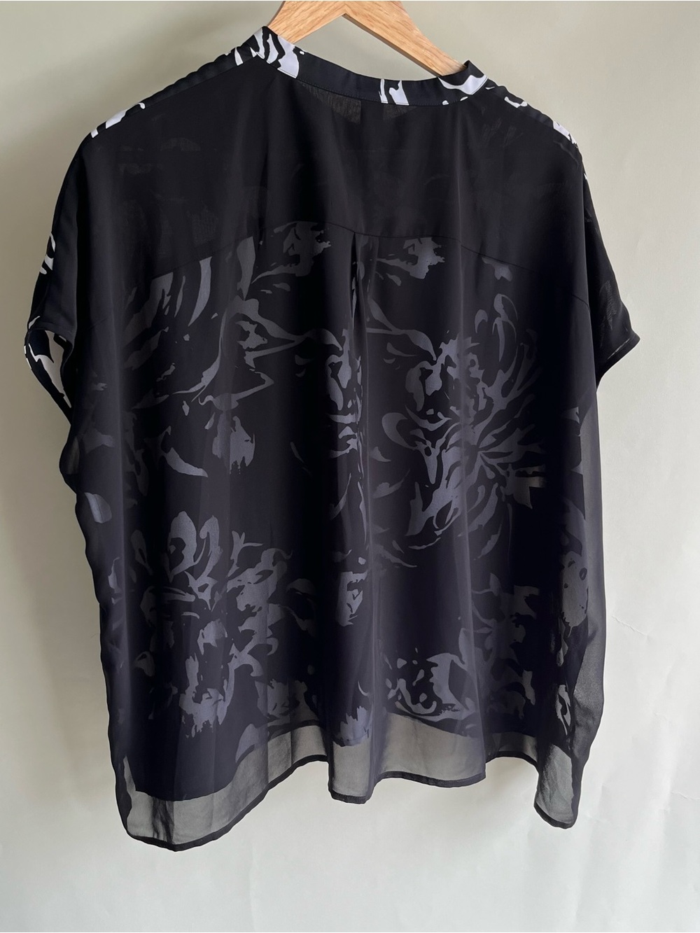 Chicos black label blouse sheer back sz med black white floral print popover euc - Picture 3 of 4